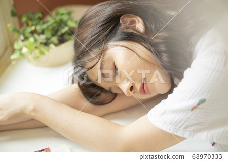 Female lifestyle morning 68970333