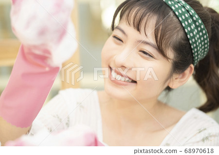Women's lifestyle household chores Women's lifestyle household chores 68970618