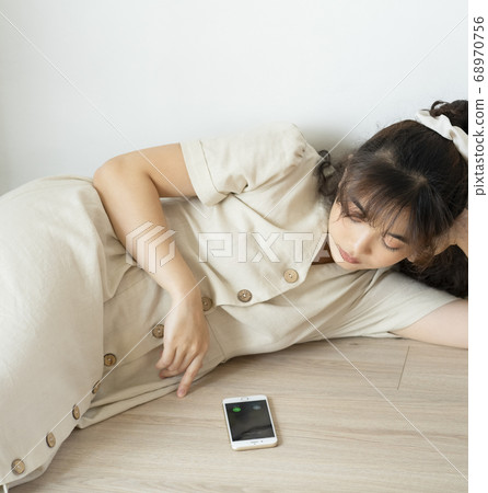 Women Lifestyle Make a phone call Women Lifestyle Make a phone call 68970756