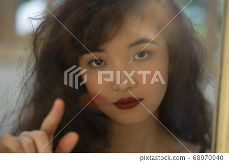 Female portrait 68970940