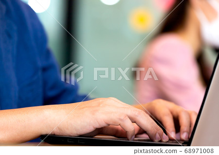 Close up hand man type job on labtop and talk job in business meeting Close up hand man type job on labtop and talk job in business meeting 68971008