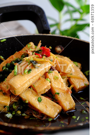 Vietnamese vegetarian dish, fried tofu cook with sauce and ginger, simple vegan dish on pan 68971359