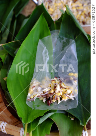 doing Vietnamese vegetarian dish, make deep fried corn  spring roll, vegan food in leaf background 68971527