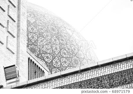 in iran  and old antique mosque    minaret 68971579