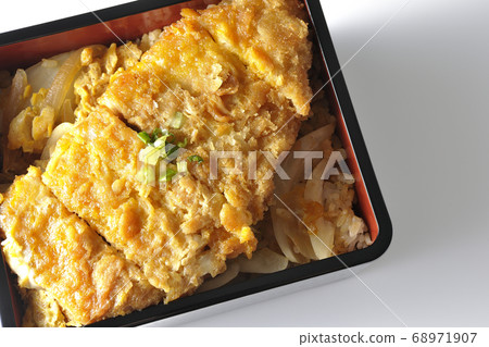 Katsushige is a food in which pork cutlet and onion are boiled, egg-stitched and then put on a small onion (white background). 68971907