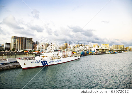 Scenery seen from the ferry entering Naha Port 68972012