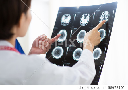 醫務人員看著X射線圖像 68972101