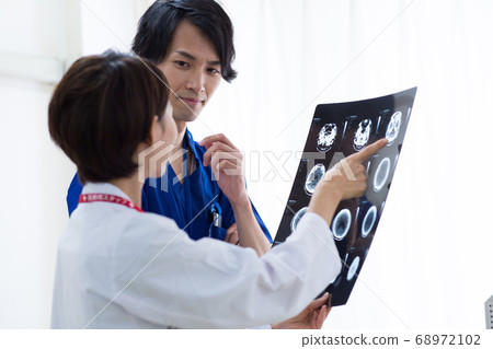 醫務人員看著X射線圖像 醫務人員看著X射線圖像 68972102