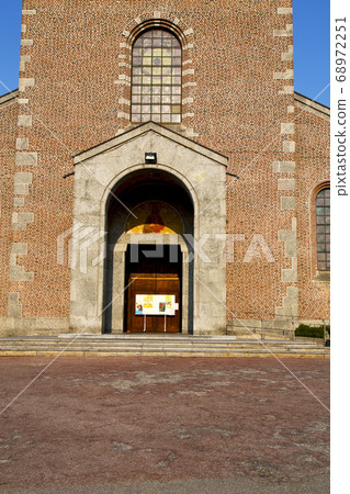 church    the turbigo  old   closed brick tower  68972251