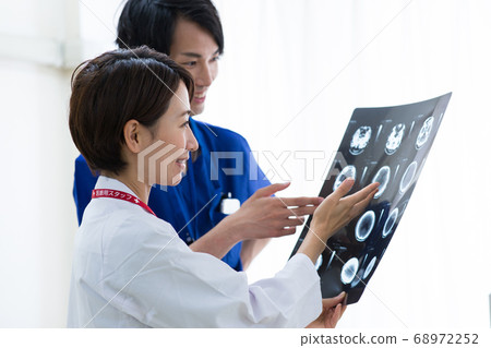醫務人員看著X射線圖像 68972252