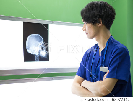 Medical staff thinking by looking at radiographs Medical staff thinking by looking at radiographs 68972342