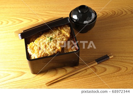 Katsushige, bowls and chopsticks with onions and all-purpose onions Katsushige, bowls and chopsticks with onions and all-purpose onions 68972344
