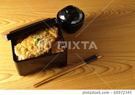 Katsushige, bowls and chopsticks with onions and all-purpose onions Katsushige, bowls and chopsticks with onions and all-purpose onions 68972345