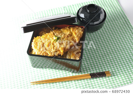 Katsushige, bowls and chopsticks with onions and all-purpose onions Katsushige, bowls and chopsticks with onions and all-purpose onions 68972430