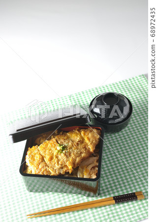 Katsushige, bowls and chopsticks with onions and all-purpose onions 68972435