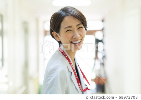 Medical worker in white coat 68972708