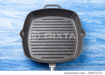 Empty cast-iron grill pan. 68972721