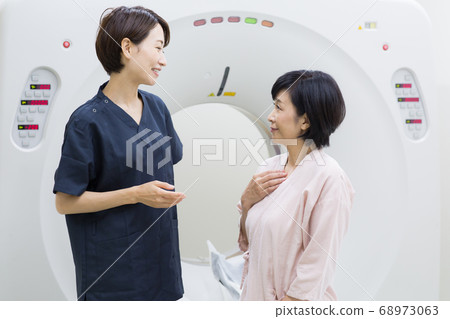 女人和正在接受CT檢查的醫生 女人和正在接受CT檢查的醫生 68973063