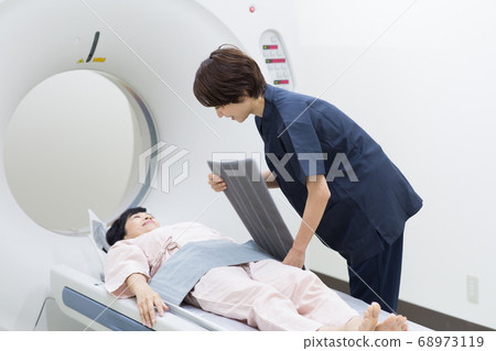 Women undergoing CT examination and medical personnel Women undergoing CT examination and medical personnel 68973119
