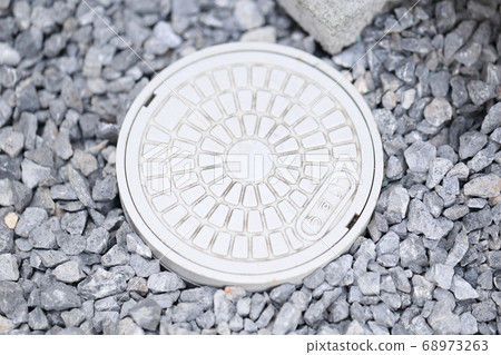 在房屋外部鋪路石和遮雨 在房屋外部鋪路石和遮雨 68973263