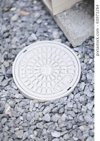 在房屋外部鋪路石和遮雨 68973264