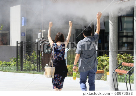 People who are exposed to dry mist, heat stroke prevention, heat stroke countermeasures, men and women 68973888