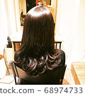 Set the shiny hair after treatment with one curl 68974733