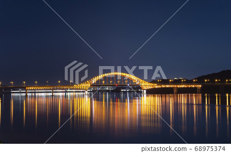 Beautiful Gayang Bridge and Han River Beautiful Gayang Bridge and Han River 68975374