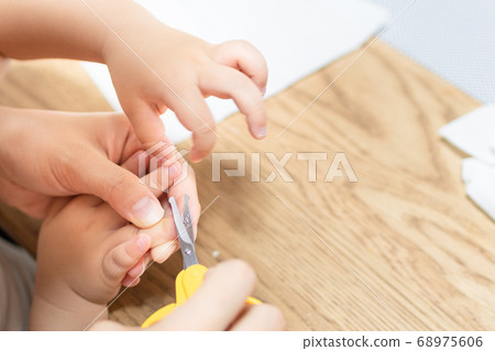 媽媽剪孩子的指甲剪刀剪孩子的指甲 68975606