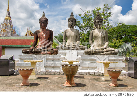 Buddha statues at Buddhist temple Buddha statues at Buddhist temple 68975680