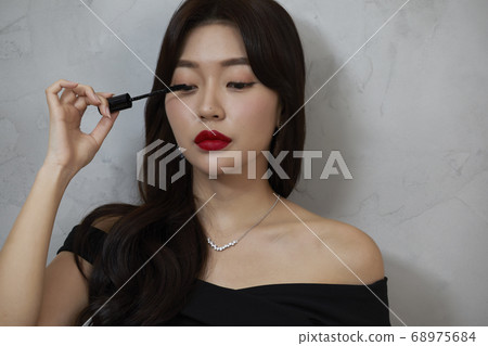 年輕女子美容美容時尚灰色背景 年輕女子美容美容時尚灰色背景 68975684