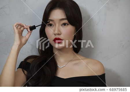 年輕女子美容美容時尚灰色背景 年輕女子美容美容時尚灰色背景 68975685