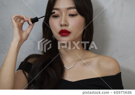年輕女子美容美容時尚灰色背景 年輕女子美容美容時尚灰色背景 68975686