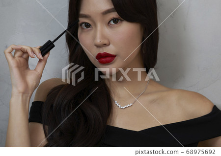 Young Woman Beauty Beauty Fashion Gray background 68975692