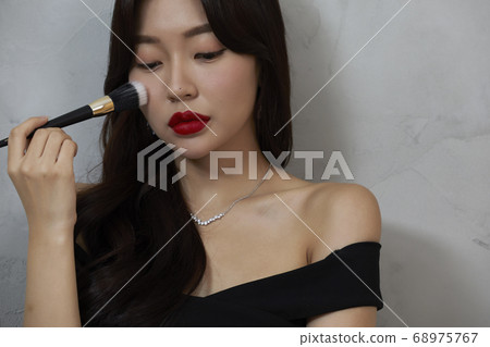 年輕女子美容美容時尚灰色背景 年輕女子美容美容時尚灰色背景 68975767
