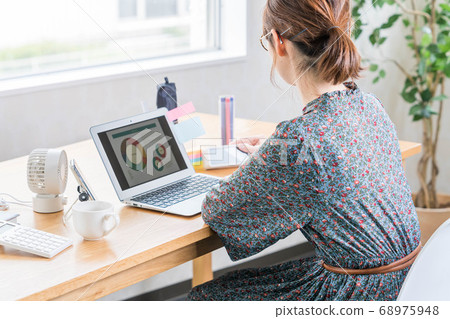 遠程辦公的年輕女子要整理 68975948