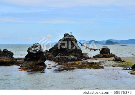 Tateishi, Ise City, Mie Prefecture, ebb tide Meotoiwa 4 Tateishi, Ise City, Mie Prefecture, ebb tide Meotoiwa 4 68976373