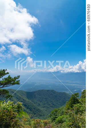 從山頂看的Nirasaki市和南阿爾卑斯山 從山頂看的Nirasaki市和南阿爾卑斯山 68976480