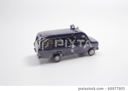 Scale police car model with figure at the white 68977805