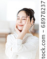 [Beauty image] A young woman with summarized hair 68978237