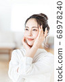 [Beauty image] A young woman with summarized hair 68978240