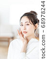 [Beauty image] A young woman with summarized hair 68978244