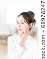 [Beauty image] A young woman with summarized hair 68978247