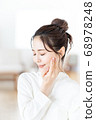 [Beauty image] A young woman with summarized hair 68978248