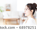[Beauty image] A young woman with summarized hair 68978251