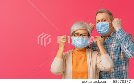 Senior couple wearing facemasks 68978377