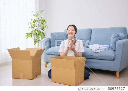 Young woman preparing to move Young woman preparing to move 68978527