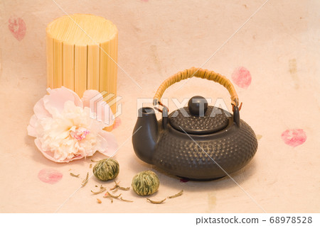 Black teapot, tea and peony Black teapot, tea and peony 68978528