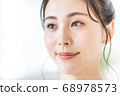 [Beauty image] A young woman with summarized hair 68978573