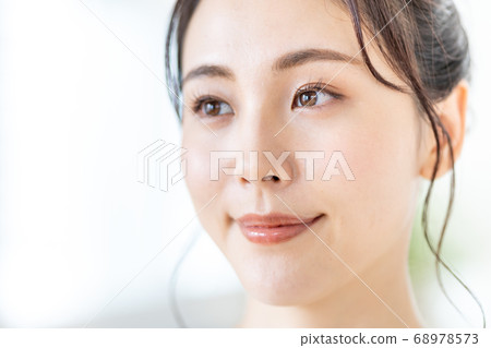 [美女圖片]一個頭髮摘要的年輕女子 68978573